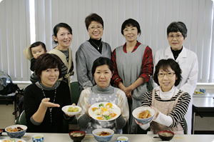 若葉会のみなさんと講師の山本登美子先生 