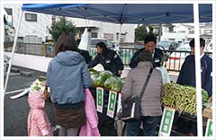 地元野菜を求めてお客様がいらっしゃいます